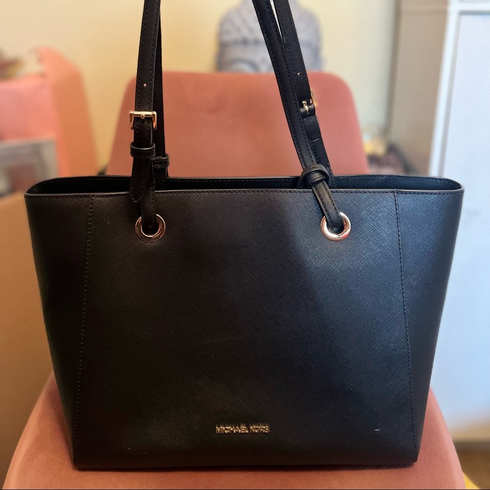 Voyager Medium Crossgrain Leather Tote Bag